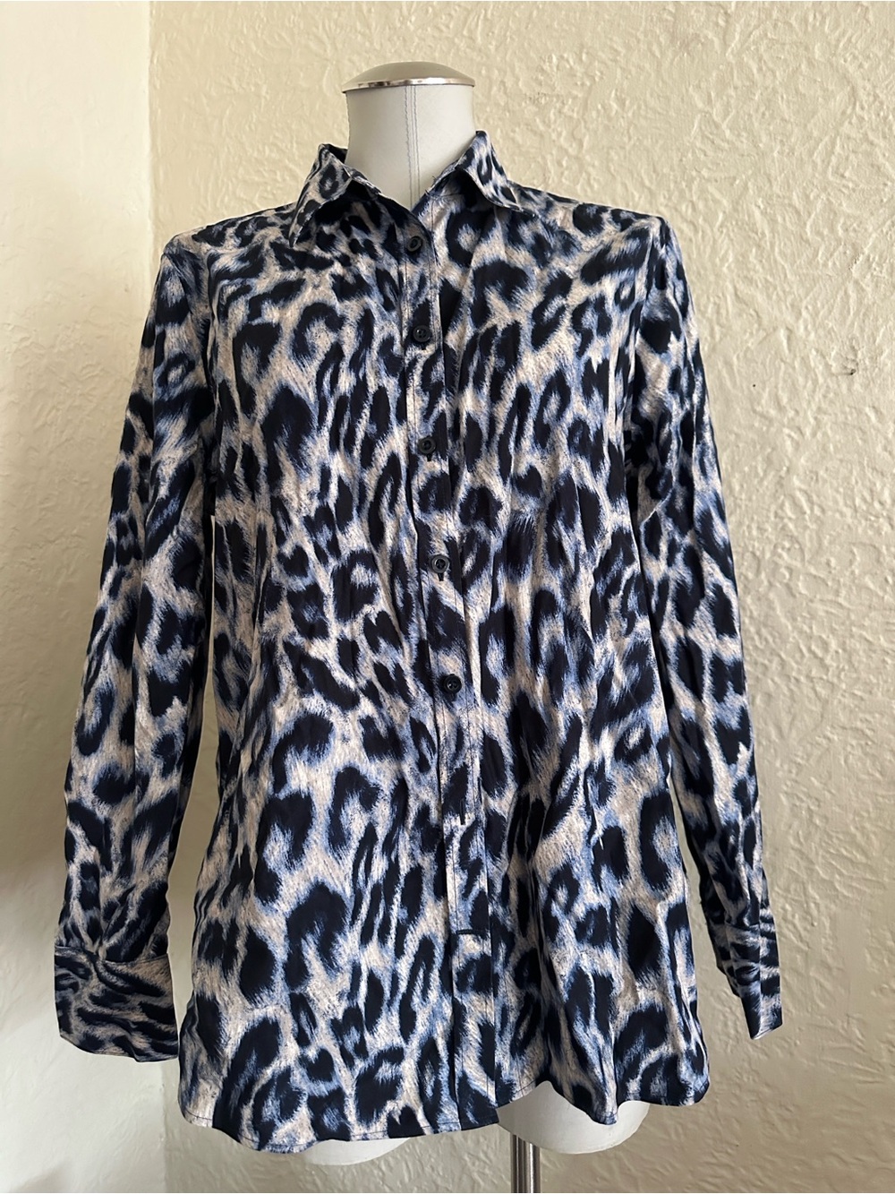Chico’s No Iron Stretch Animal Blue Leopard Print Button Down Long Sleeve Shirt